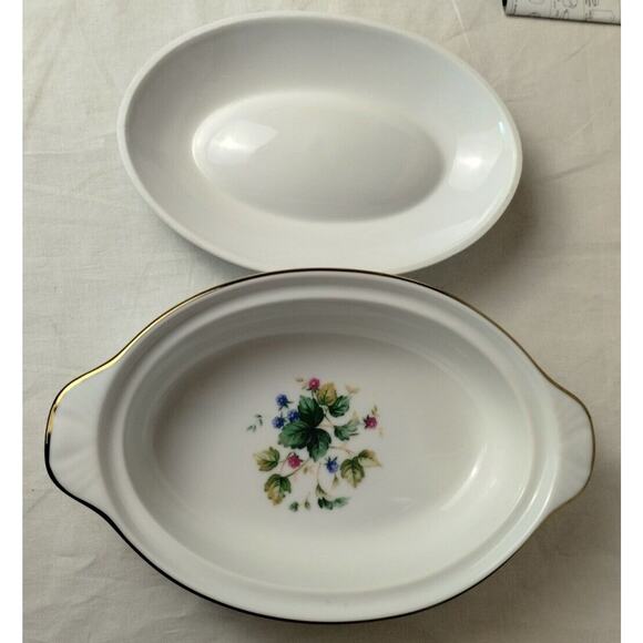 Andrea by Sadek Casserole Dish with Lid - Green Ivy Berries Gold Trim - Vineyard - Picture 3 of 8